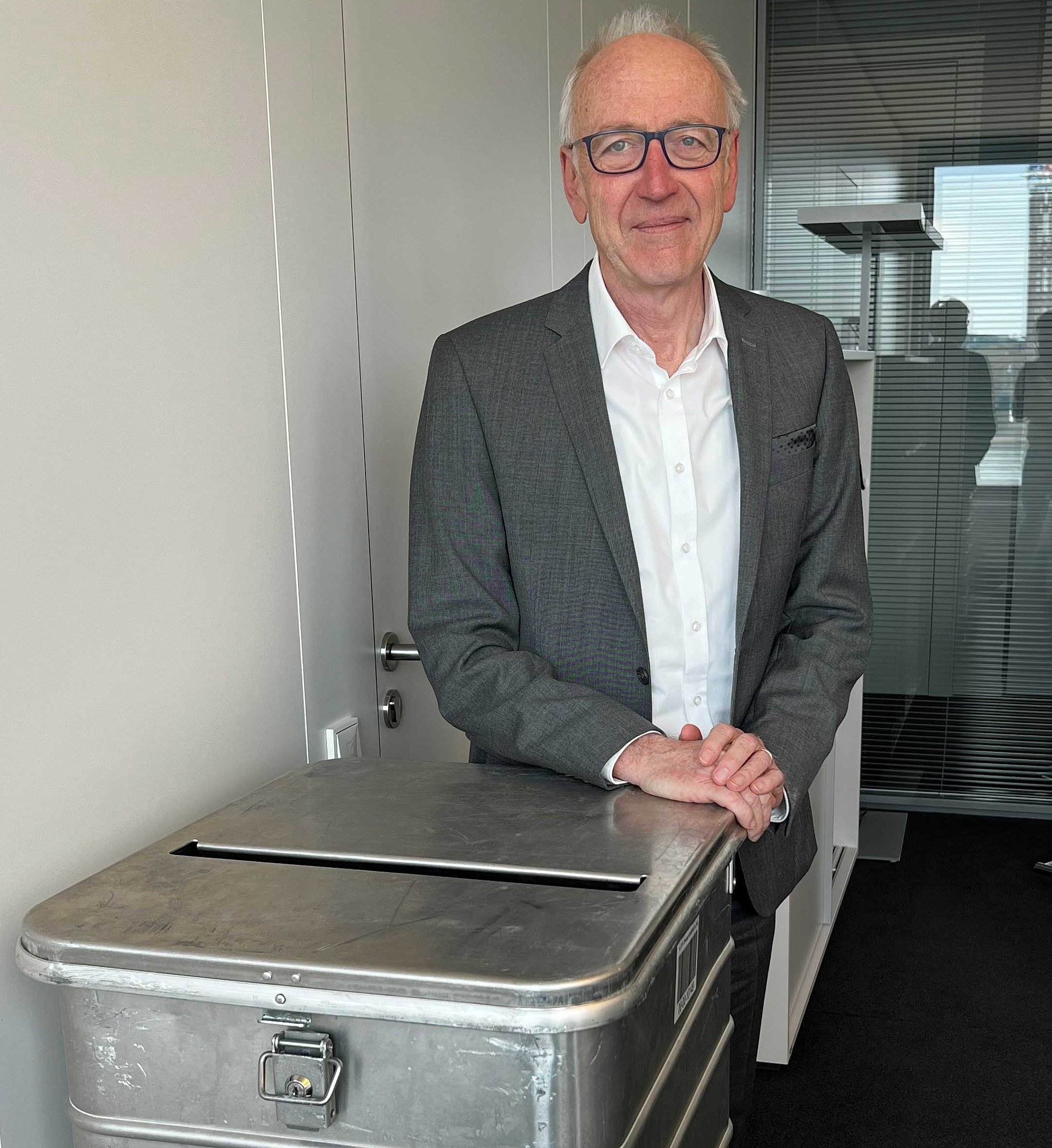 Aktenvernichter: Seine letzten Tage im Amt hat Karl Lichtblau unter anderem damit verbracht, Dokumente auszusortieren. Foto: Nicolas Schöneich