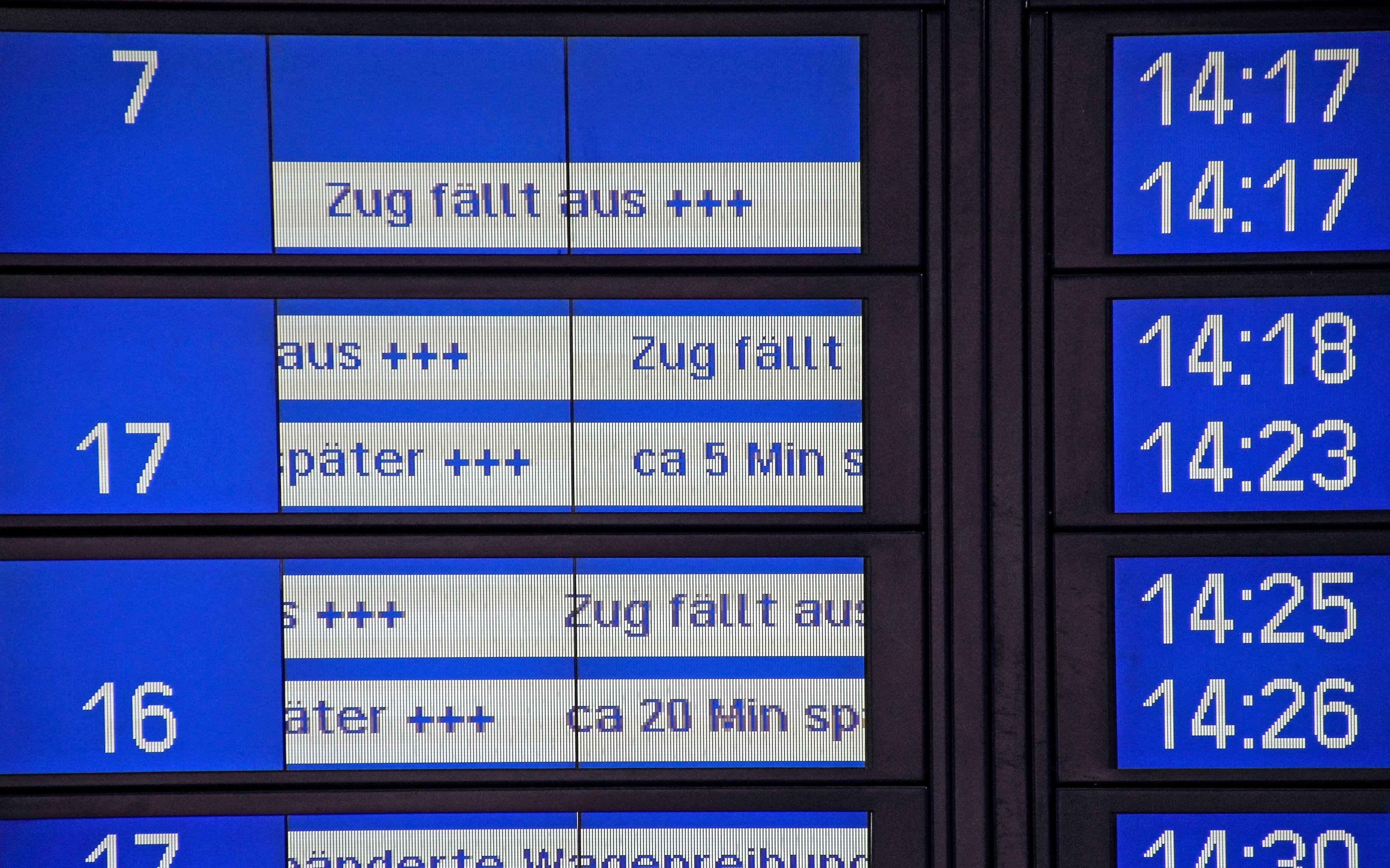 Anzeigetafel der Bahn an einem Streiktag. Foto: mitifoto – stock.adobe.com